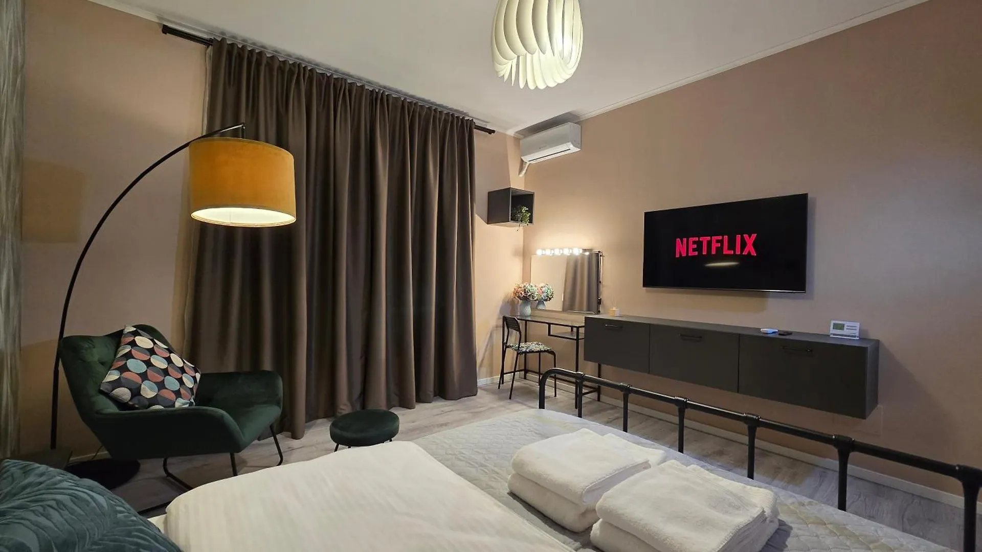 Exigent Plaza Home - Free Private Parking Romania